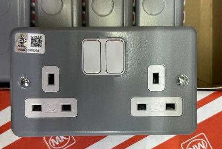 SOCKET 3 PIN HEAVY DUTY _13Amp 3 pin switch socket
