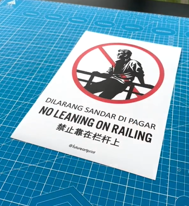 No Leaning On Railing. Dilarang Sandar Di Pagar.