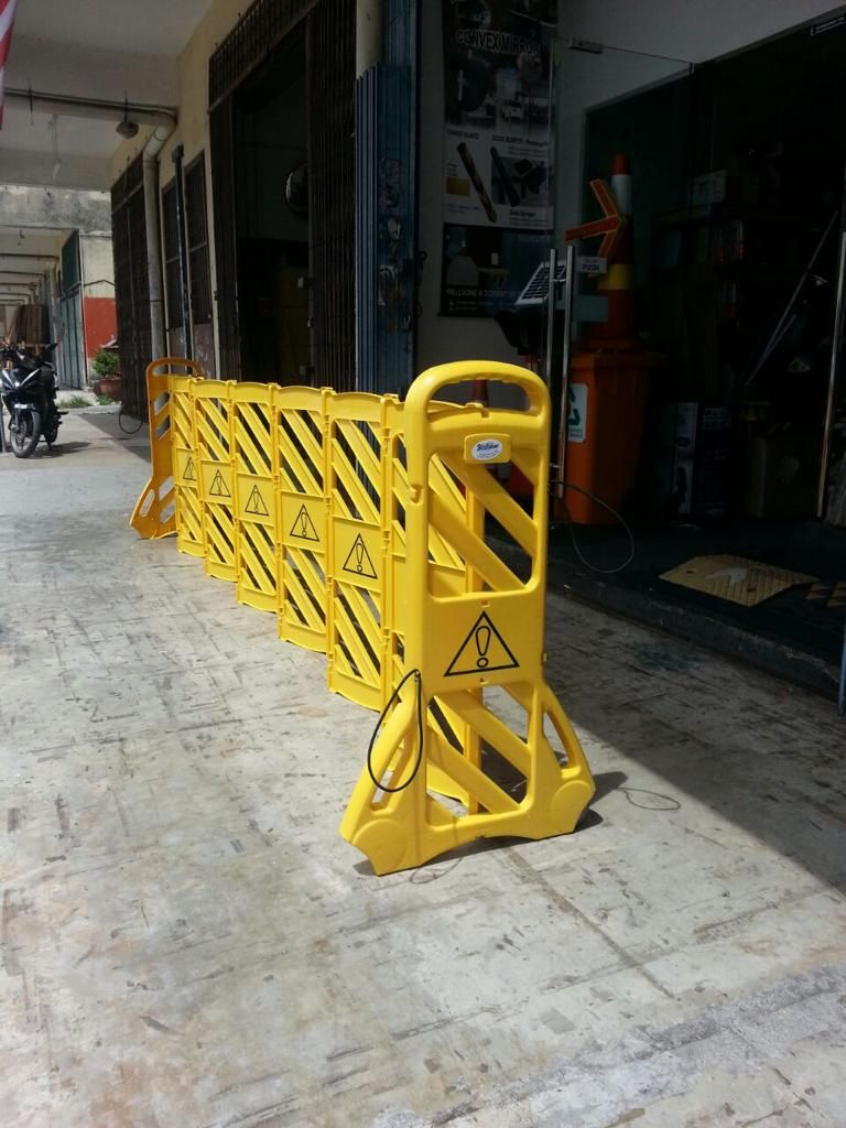 QS BARRICADE EXTENDABLE ROAD BARRIER FOLDABLE SAFETY DIVIDER WITH WHEELS